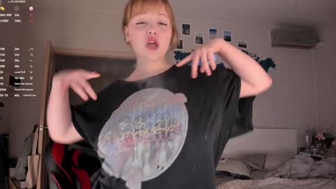 Snapshot of lisalaas chatting on December 4, 1:31 pm -Lisa- Help me to reach 100 thumbs up3 online show from December 4, 1:31 pm