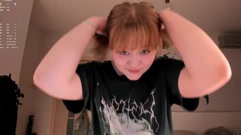 Snapshot of lisalaas chatting on December 8, 4:39 pm -Lisa- Help me to reach 100 thumbs up3 online show from December 8, 4:39 pm