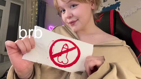 Snapshot of lisalaas chatting on December 14, 4:42 pm -Lisa- Help me to reach 100 thumbs up3 online show from December 14, 4:42 pm