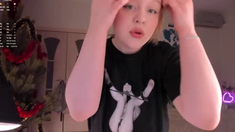 Snapshot of lisalaas chatting on January 1, 12:33 pm -Lisa- Help me to reach 100 thumbs up3 online show from January 1, 12:33 pm