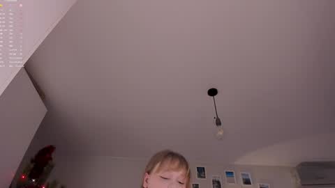 Snapshot of lisalaas chatting on January 4, 2:25 pm -Lisa- Help me to reach 100 thumbs up3 online show from January 4, 2:25 pm