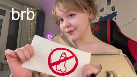 Snapshot of lisalaas chatting on January 31, 5:42 pm -Lisa- Help me to reach 100 thumbs up3 online show from January 31, 5:42 pm