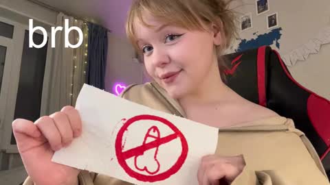 Snapshot of lisalaas chatting on February 14, 6:40 pm -Lisa- Help me to reach 100 thumbs up3 online show from February 14, 6:40 pm