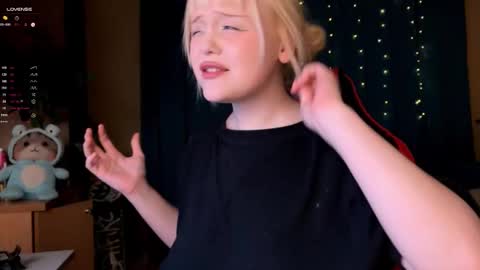 Snapshot of lisalaas chatting on October 5, 4:49 pm -Lisa- Help me to reach 100 thumbs up3 online show from October 5, 4:49 pm