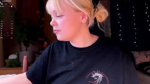 Snapshot of lisalaas chatting on December 14, 2:55 pm -Lisa- Help me to reach 100 thumbs up3 online show from December 14, 2:55 pm