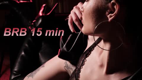 Snapshot of lisamooore chatting on November 7, 6:02 am Lisa Moore online show from November 7, 6:02 am