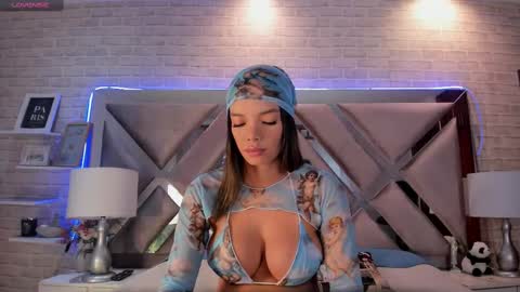 lisawalker_ online show from October 8, 3:31 pm