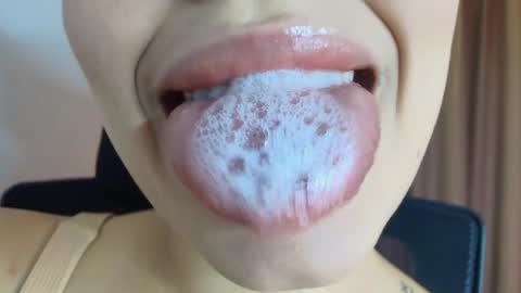 Lisbet online show from April 11, 9:30 pm