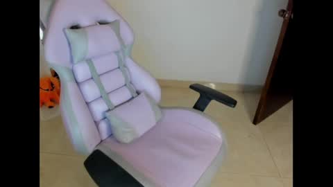 Snapshot of litlle_danni chatting on December 15, 2:08 am Danni online show from December 15, 2:08 am
