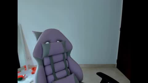 Snapshot of litlle_danni chatting on December 16, 7:54 pm Danni online show from December 16, 7:54 pm
