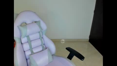 Snapshot of litlle_danni chatting on December 17, 2:44 am Danni online show from December 17, 2:44 am