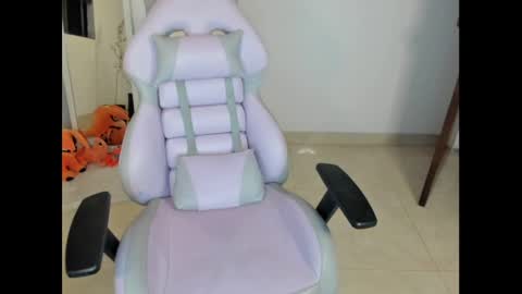 Snapshot of litlle_danni chatting on December 23, 1:40 am Danni online show from December 23, 1:40 am