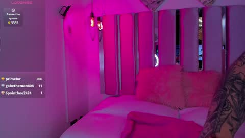 Snapshot of little__ary chatting on December 11, 7:20 am little ary online show from December 11, 7:20 am