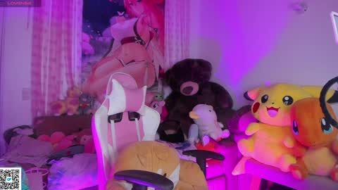 Snapshot of little__ary chatting on December 24, 9:28 am little ary online show from December 24, 9:28 am