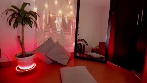 Snapshot of little_emilyd chatting on December 18, 2:32 am Emily online show from December 18, 2:32 am