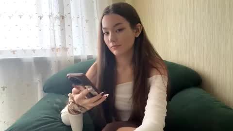 Snapshot of little_ieity chatting on October 13, 4:23 am Viiola online show from October 13, 4:23 am