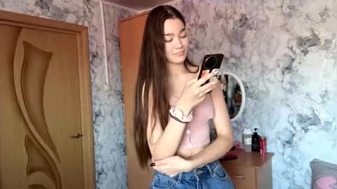 Snapshot of little_ieity chatting on October 16, 4:24 am Viiola online show from October 16, 4:24 am