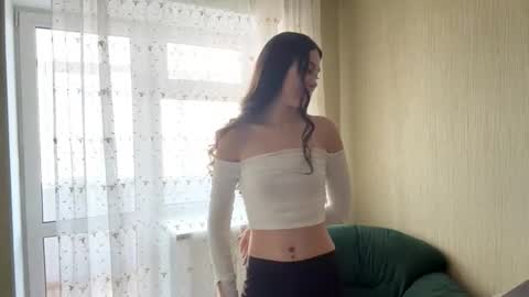 Snapshot of little_ieity chatting on October 22, 4:35 am Viiola online show from October 22, 4:35 am