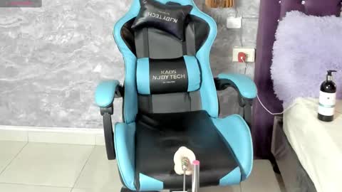 Snapshot of little_lili19 chatting on January 19, 9:02 pm Lili online show from January 19, 9:02 pm