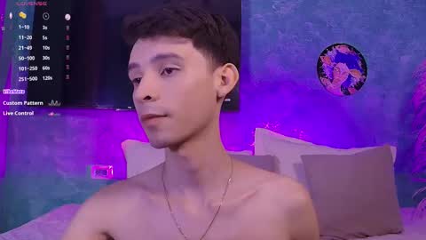 Snapshot of little_twiink chatting on November 23, 12:32 am Juan Ferrer online show from November 23, 12:32 am