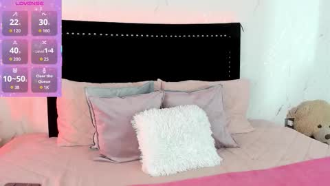 Snapshot of littlecuties chatting on November 4, 4:22 am Violet Alyson online show from November 4, 4:22 am