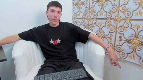 Snapshot of littledanny_ chatting on November 25, 7:03 pm DANNY online show from November 25, 7:03 pm