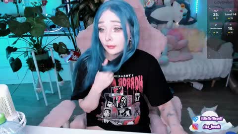 Riza Riri Puff  online show from December 7, 12:30 am