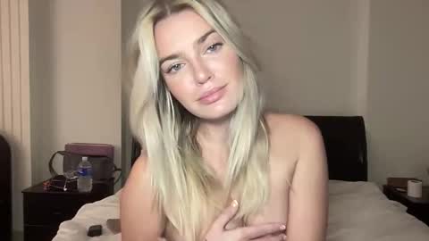 Snapshot of littlemaryjane19 chatting on November 11, 2:33 am Marciabrady online show from November 11, 2:33 am