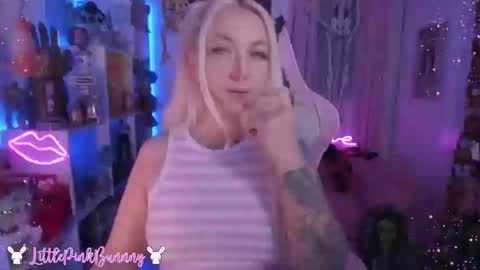 Snapshot of littlepinkbunnny chatting on October 27, 6:17 am LittlePinkBunnny online show from October 27, 6:17 am