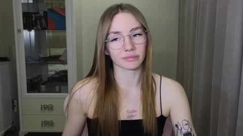 Snapshot of littlevildevil chatting on December 6, 11:44 am Eliana online show from December 6, 11:44 am