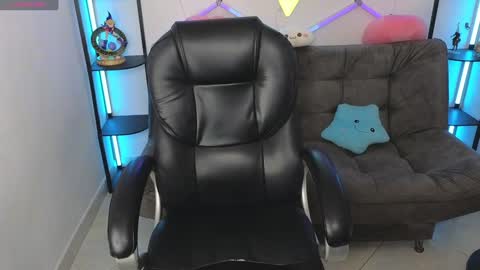 littlevixen18 online show from December 20, 8:12 pm