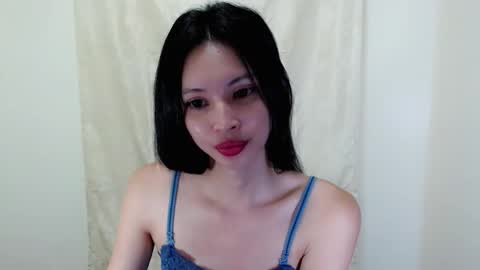 Snapshot of liviacum_ chatting on October 26, 12:05 am Lvia online show from October 26, 12:05 am