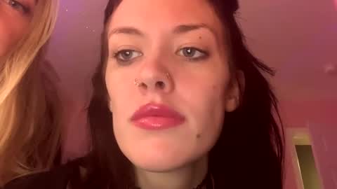 livingdeadgrl13 online show from October 20, 7:20 am