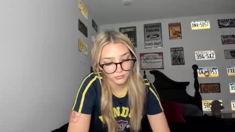 Snapshot of livvywinters chatting on November 19, 4:23 am Livvy online show from November 19, 4:23 am