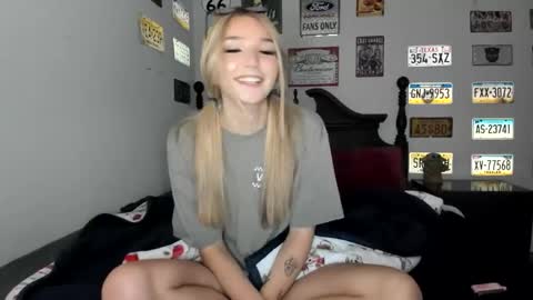 Snapshot of livvywinters chatting on December 17, 6:08 am Livvy online show from December 17, 6:08 am