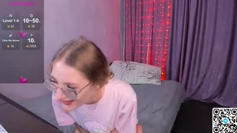 Snapshot of livyybosom chatting on September 28, 7:52 pm My name is Livy Nice to meet you Thumbs up please its important online show from September 28, 7:52 pm