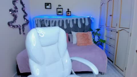 Snapshot of liz_bohemia chatting on December 10, 6:44 am LIZ online show from December 10, 6:44 am