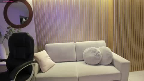 Snapshot of lizzhamilton_ chatting on March 10, 8:23 pm Lizzi online show from March 10, 8:23 pm