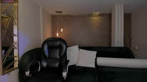 Snapshot of lizzhamilton_ chatting on October 16, 9:49 pm Lizzi online show from October 16, 9:49 pm