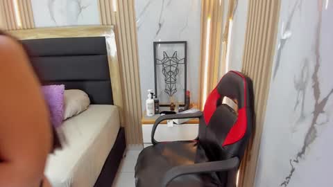 Snapshot of lizziemontana2 chatting on November 4, 7:46 pm online show from November 4, 7:46 pm