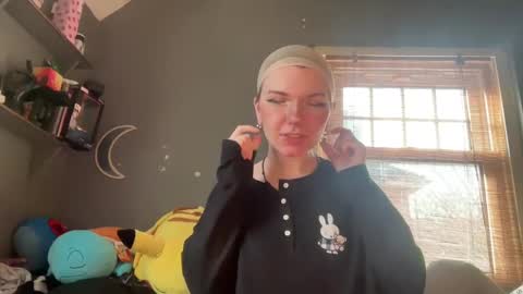 Snapshot of lizzyylovesick chatting on February 19, 2:01 pm lizzybunny online show from February 19, 2:01 pm