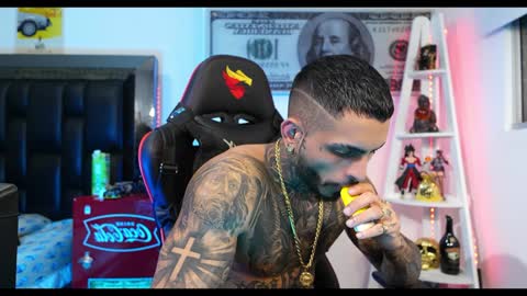 Snapshot of logan_hugh8 chatting on December 13, 3:38 am logan_hugh8 online show from December 13, 3:38 am