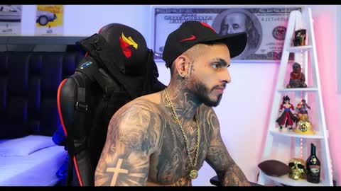 Snapshot of logan_hugh8 chatting on December 22, 8:25 pm logan_hugh8 online show from December 22, 8:25 pm