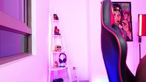 Snapshot of logan_hugh8 chatting on October 18, 3:09 am logan_hugh8 online show from October 18, 3:09 am