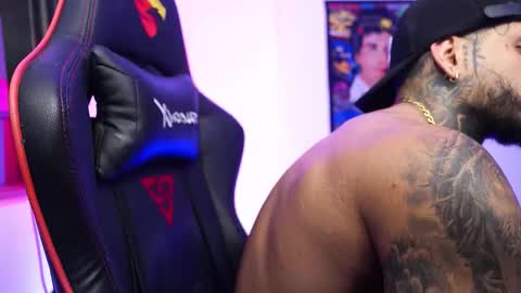 logan_hugh8 online show from December 16, 1:10 am