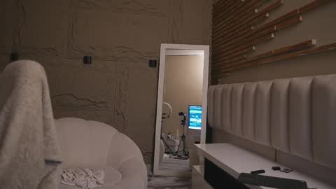 logan_varela online show from April 1, 1:01 pm