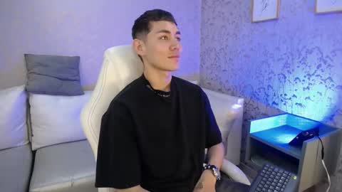 Loganfoster  online show from December 14, 10:03 pm