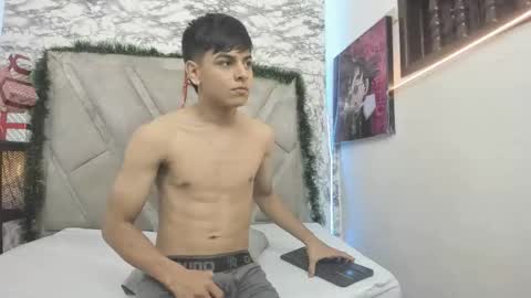 Snapshot of loganjhonson chatting on November 25, 2:44 am loganjhonson online show from November 25, 2:44 am