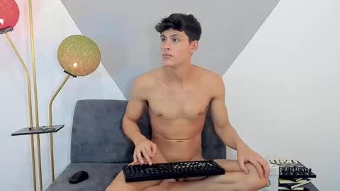 Snapshot of loganoficialx chatting on December 5, 3:39 pm loganoficialx online show from December 5, 3:39 pm