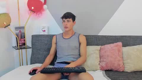 Snapshot of loganoficialx chatting on December 21, 7:56 am loganoficialx online show from December 21, 7:56 am